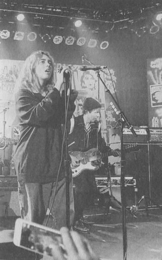 Иллюстрация к книге — Рассказчик. Воспоминания барабанщика Nirvana и фронтмена Foo Fighters [i_005.jpg]