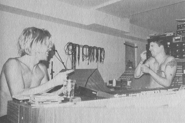 Иллюстрация к книге — Рассказчик. Воспоминания барабанщика Nirvana и фронтмена Foo Fighters [i_046.jpg]