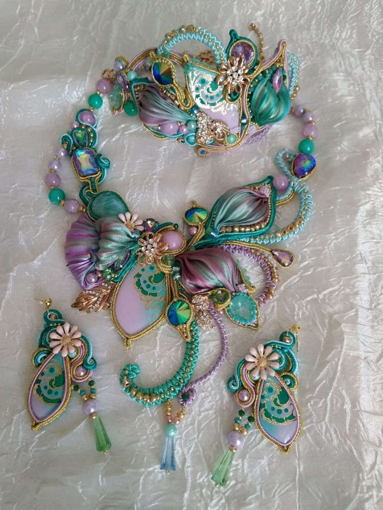 Иллюстрация к книге — Шерловая искра [_ae38643666396b5bc0825a5a2183f35b.jpg]