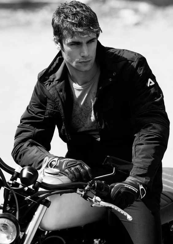 Иллюстрация к книге — Марат. Любить вопреки [b55c3806-339c-4d9a-98cb-4c6f5aef1c10.jpg]