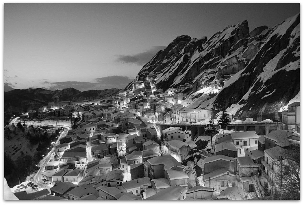 Иллюстрация к книге — Убийство и рождественский пирог [i_002.webp]