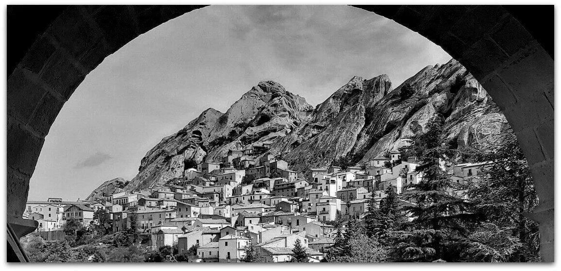 Иллюстрация к книге — Убийство и рождественский пирог [i_008.webp]