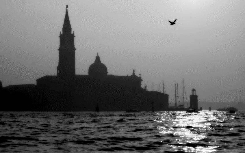 Иллюстрация к книге — Темные воды Венеции [_35.webp]