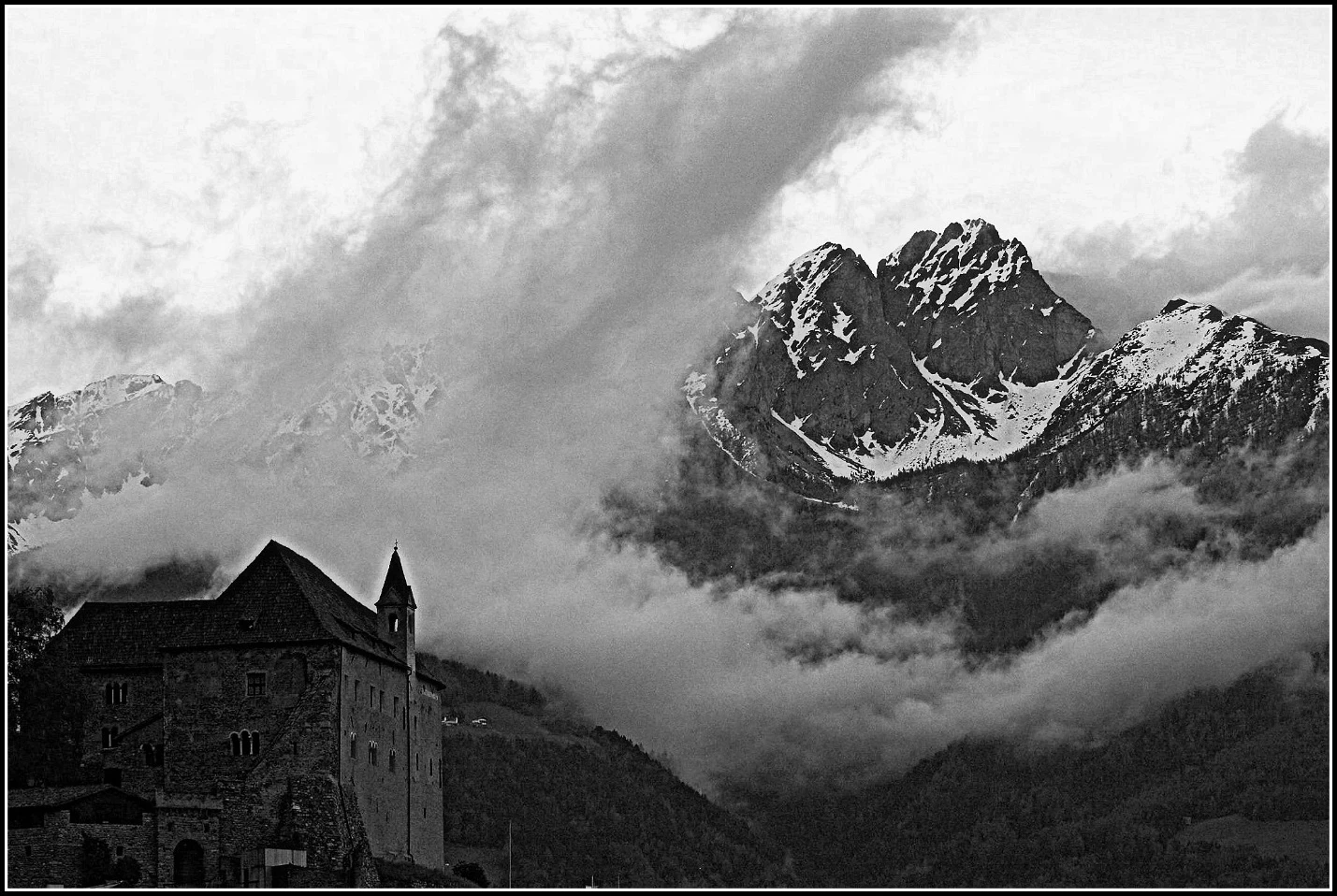 Иллюстрация к книге — Замок с видом на убийство [_0.webp]