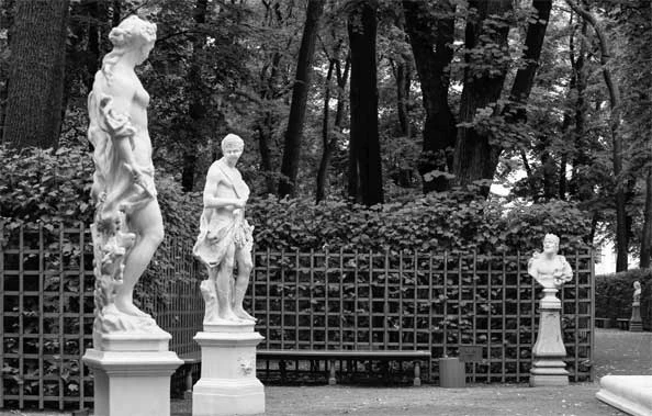 Иллюстрация к книге — Петербург манящий [Старые тайны, уютные уголки, сладости из детства] [i_036.webp]