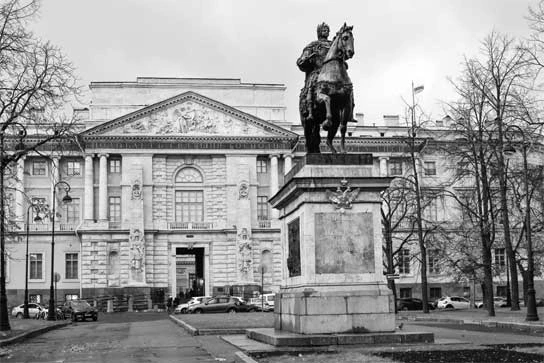 Иллюстрация к книге — Петербург манящий [Старые тайны, уютные уголки, сладости из детства] [i_042.webp]