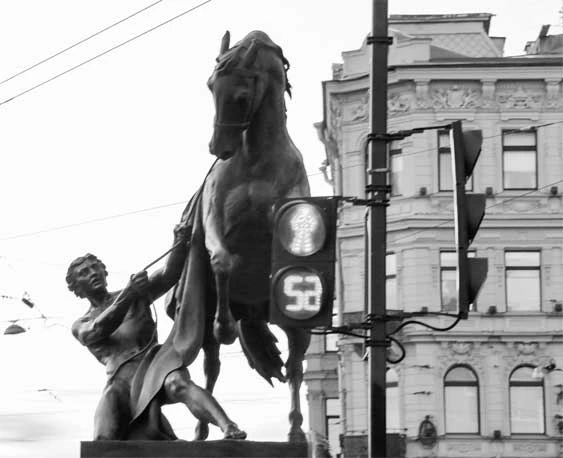 Иллюстрация к книге — Петербург манящий [Старые тайны, уютные уголки, сладости из детства] [i_065.webp]