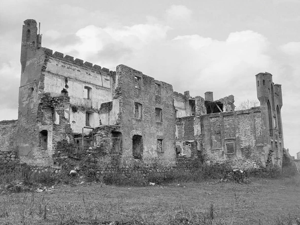 Иллюстрация к книге — О чём молчали города. Мистические истории [image11_5a36731af0395007007e6f02_jpg.webp]