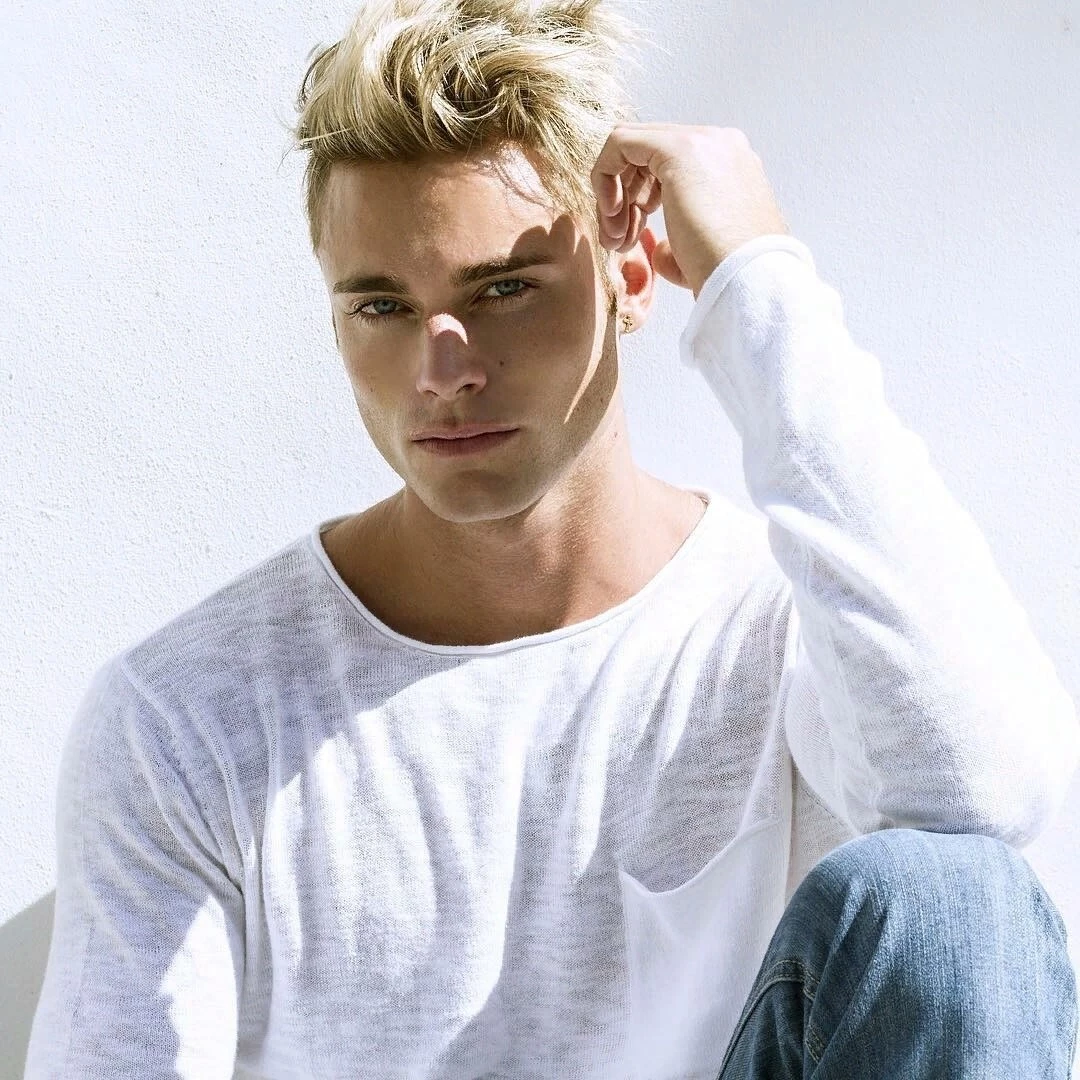 Иллюстрация к книге — В плену их страсти [book-illustration-12.webp]