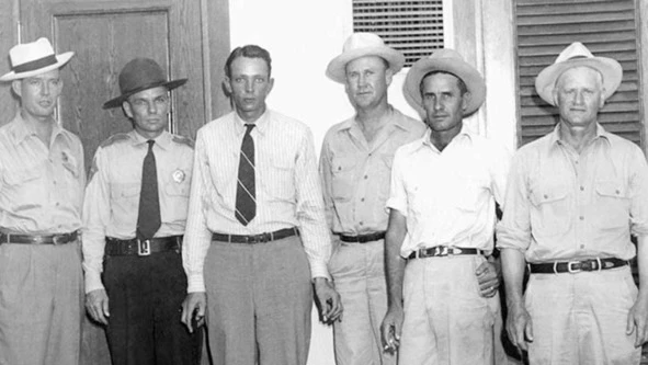 Иллюстрация к книге — Сыны Сэма. Убийцы влюбленных парочек [book-illustration-139.webp]