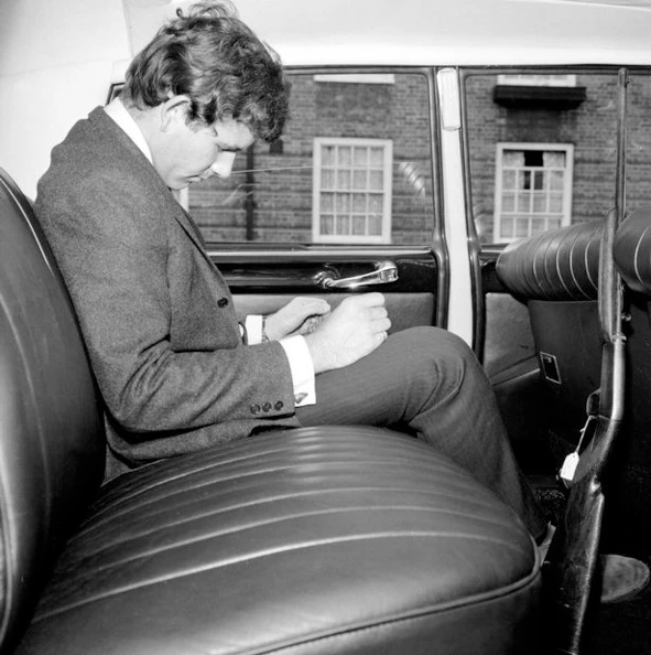 Иллюстрация к книге — Раздеватель. Хаммерсмитские убийства [book-illustration-87.webp]