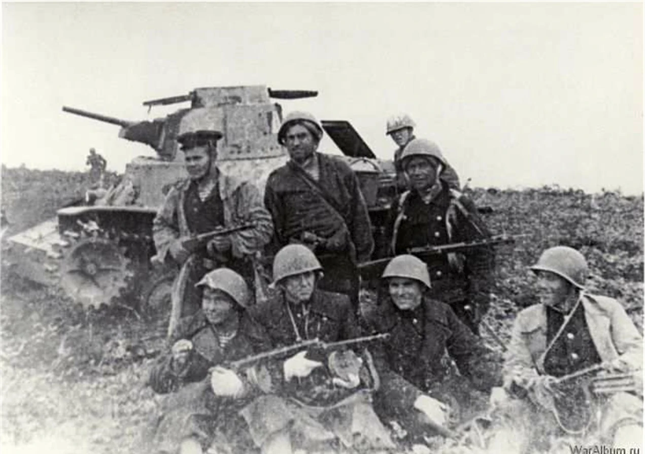 Иллюстрация к книге — Живые! Помните погибших моряков! Книга 1 [book-illustration-54.webp]